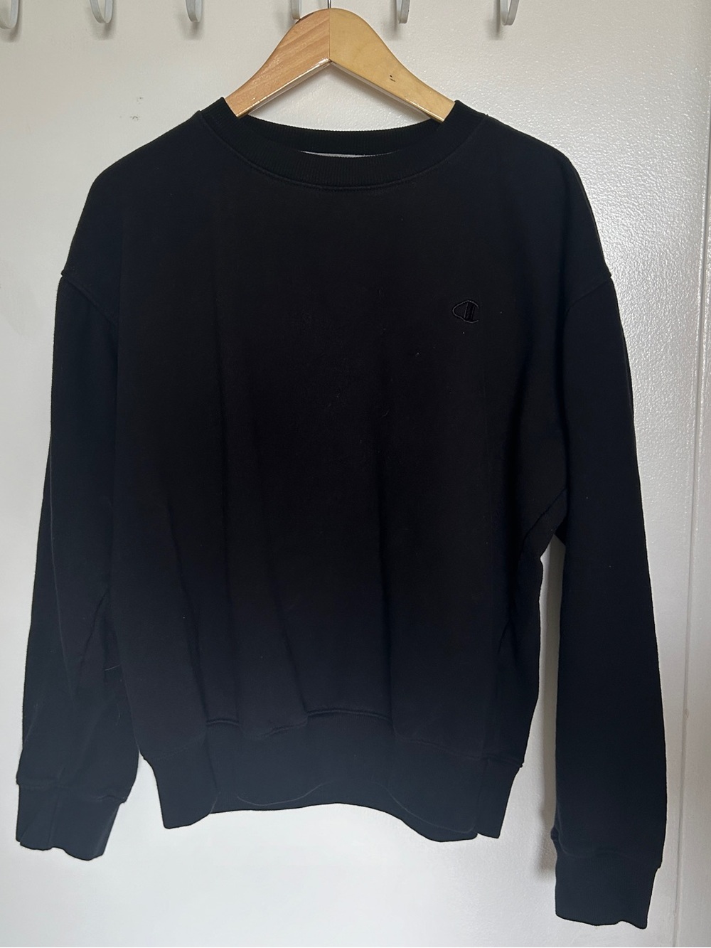 Champion Black Crewneck Sweatshirt - Classic Logo Pullover